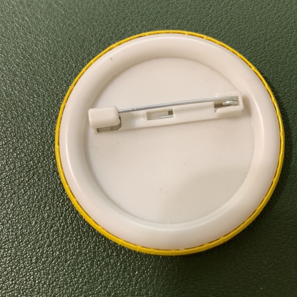 Yellow graphic cartoon smiley face bag pin - Picture 2 of 3